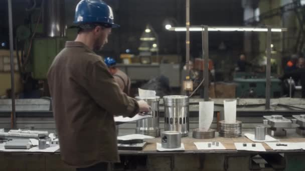 Yerinde Kameraya Poz Veren Kafkas Erkek Metal Fabrikası Teknisyeninin Orta — Stok video