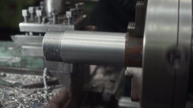 Metal fabrikasındaki endüstriyel paslanmaz çelik torna makinesine kimse yaklaşamaz.