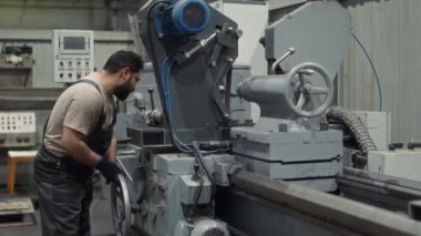 Torna fabrikasında CNC değirmen makinesinde çalışan Orta Doğulu erkek teknisyen.