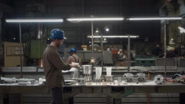 Brett Medium Porträtt Unga Kaukasiska Manliga Metallverk Fabriksledare Blå Hatt — Stockvideo