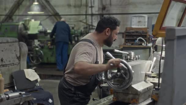 Orta Doğu Güçlü Erkek Fabrika Işçisinin Gündüz Vardiyası Sırasında Makine — Stok video