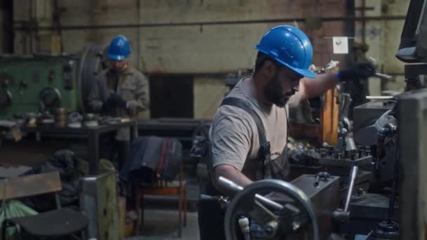 Μέση Βολή Του Αρσενικού Βιομηχανικού Μηχανικού Της Μέσης Ανατολής Σκληρό — Αρχείο Βίντεο