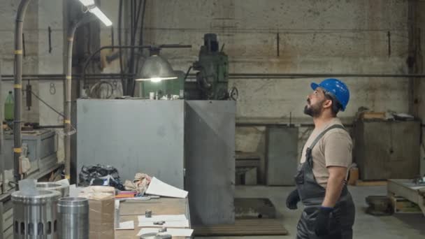 Breites Bild Eines Männlichen Fabrikingenieurs Aus Dem Nahen Osten Mit — Stockvideo