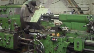 Hiç kimse metal fabrikasında çalışan ağır torna makinesinin çekimini yapamaz.