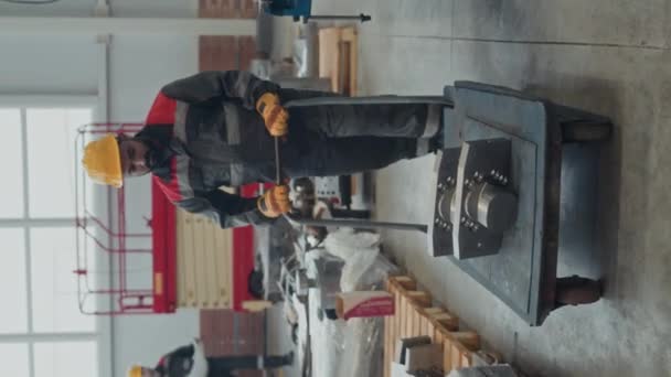 Verticale Volledige Shot Van Midden Oosten Mannelijke Werknemer Werkkleding Harde — Stockvideo