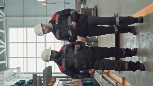 Vertical Full Shot Dos Trabajadores Masculinos Multirraciales Batas Sombreros Duros — Vídeo de stock