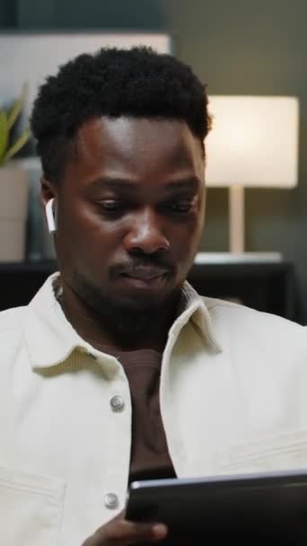 Portrait Vertical Jeune Homme Noir Portant Une Veste Denim Blanc — Video