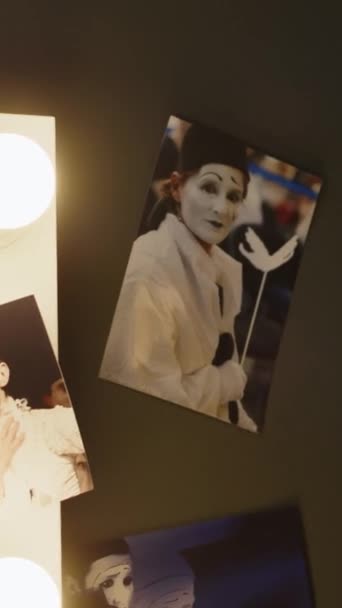 Mime 여배우의 공연에서 사진의 노란색 램프와 백스테이지 거울에 — 비디오