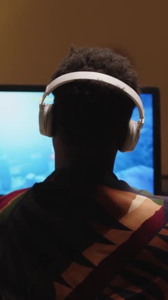 Kablosuz Kulaklıklı Afro Amerikalı Bir Adamın Karanlık Odada Oturmuş Bilgisayar — Stok video