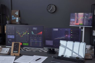 Bilgisayarlı simsarlar ofisi ve finansal piyasayı analiz etmek için monitörlerdeki çizelgeler.
