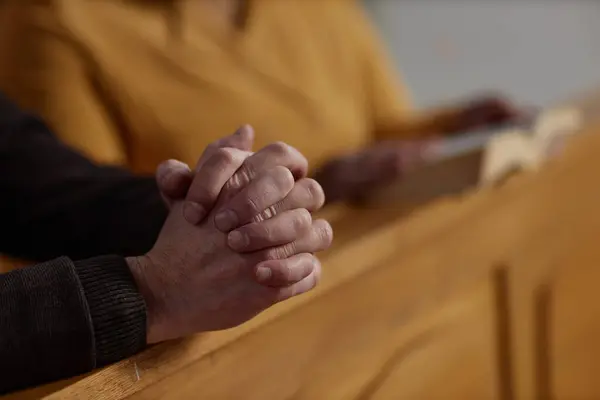 Close Van Een Oudere Man Bidden Kerk Met Zijn Handen — Stockfoto