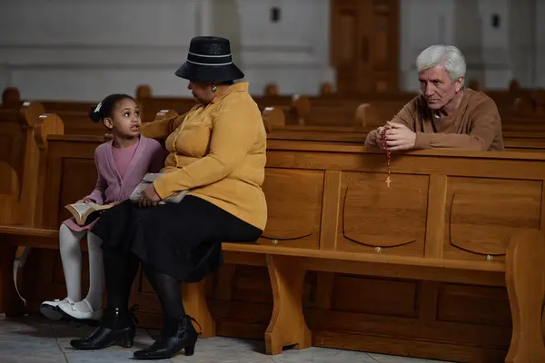 Babcia Czyta Biblię Swoją Wnuczką Siedząc Ławce Kościele Starszym Mężczyzną — Zdjęcie stockowe