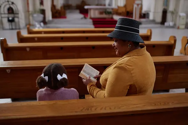 Afrikansk Amerikansk Mormor Läser Bibeln För Sitt Barnbarn Kyrkan Hon — Stockfoto