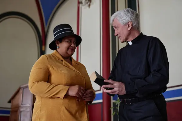 Afroamerykanka Wierząca Kobieta Rozmawia Księdzem Gdy Stoją Kościele — Zdjęcie stockowe