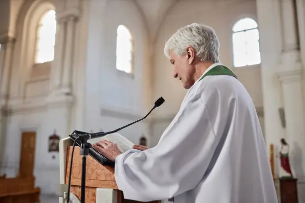 Sênior Sacerdote Lendo Sermão Microfone Atrás Altar Cerimônia Igreja — Fotografia de Stock