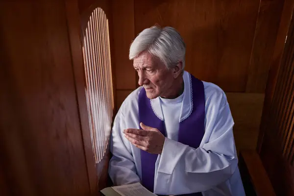 Starszy Kapłan Stroju Formalnym Słuchający Spowiedzi Siedzący Kabinie Kościele — Zdjęcie stockowe