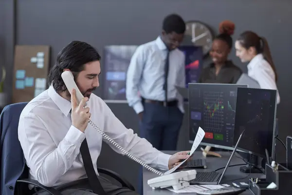 Young Trader Having Conversation Phone Discussing Situation Stock Market Customer — Stock Photo, Image