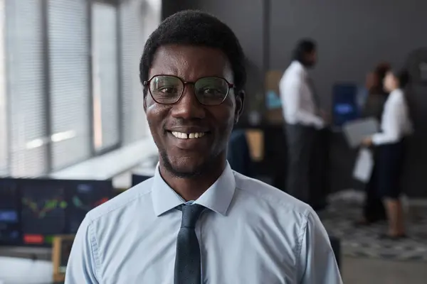 Retrato Joven Corredor Éxito Gafas Sonriendo Cámara Durante Trabajo Oficina —  Fotos de Stock