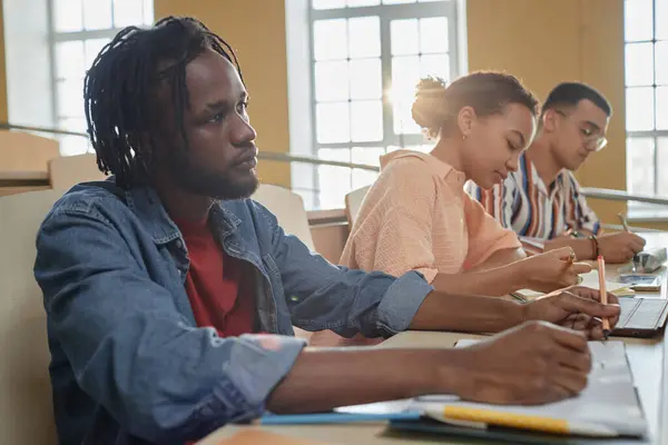 African American Student Sitter Föreläsning Och Lyssnar Lärare Tillsammans Med — Stockfoto