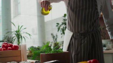 Çizgili önlükle tanınmayan şefin taze yeşil roka salatası ve ekstra saf zeytinyağı sosu.