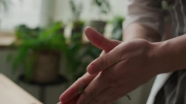 Tiro Cortado Chef Masculino Irreconhecível Esfregando Alecrim Aromático Nas Mãos — Vídeo de Stock
