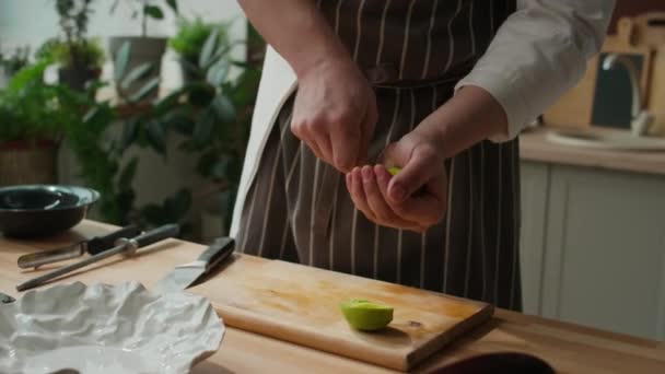Foto Recortada Chef Masculino Irreconocible Delantal Rayado Pelando Aguacate Verde — Vídeos de Stock