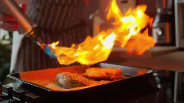 Çizgili Önlüklü Tanınmayan Bir Aşçının Mutfakta Tavuk Pişirirken Görüntüsü — Stok video