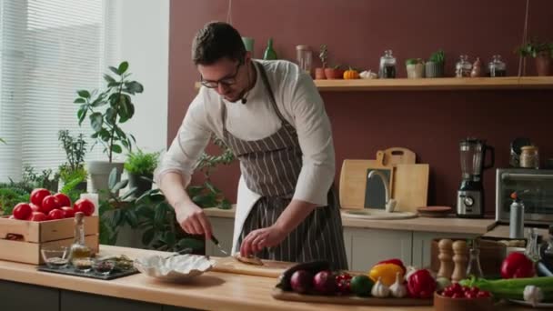 Mittlere Aufnahme Eines Jungen Kaukasischen Küchenchefs Arbeitskleidung Der Gegrillte Hühnerbrust — Stockvideo