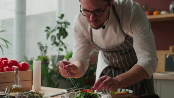 Chef Masculino Caucásico Joven Enfocado Con Micrófono Cerca Boca Agregando — Vídeos de Stock