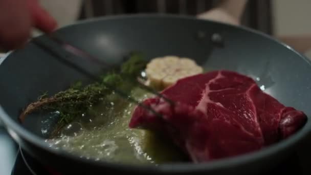 Gros Plan Chef Méconnaissable Cuisinant Steak Bœuf Sur Une Poêle — Video