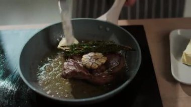 Tanınmayan bir aşçının kırmızı pişirdiği en iyi manzara kızarmış tavada biftek, erimiş tereyağı, kekik ve sarımsak.