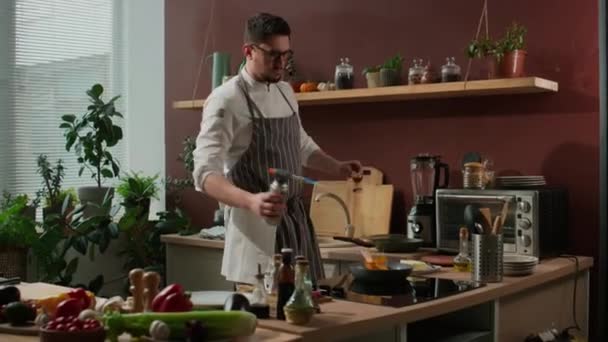 Tiro Médio Chef Masculino Caucasiano Usando Queimador Sear Para Cozinhar — Vídeo de Stock