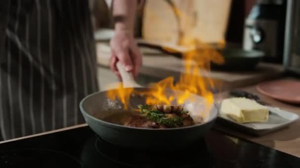 Plan Recadré Chef Masculin Méconnaissable Cuisinant Steak Bœuf Sur Une — Video