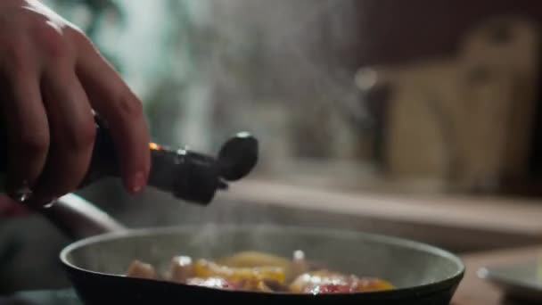 在炉灶上的油锅里烹调蔬菜时 用无法辨认的厨师加香醋切碎的照片 — 图库视频影像
