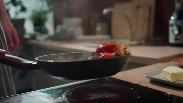 无法辨认的男性厨师在热油锅里翻炒蔬菜时的切碎镜头 — 图库视频影像