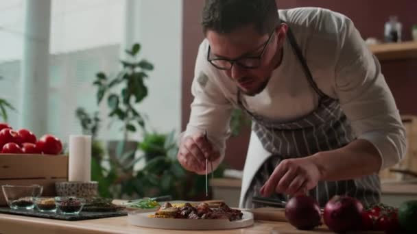 Medium Shot Van Jonge Kaukasische Mannelijke Chef Kok Regelen Van — Stockvideo