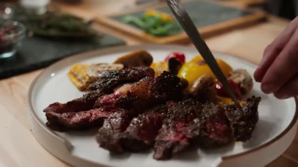 Dilimlenmiş Biftek Tavada Sebze Ayarlarken Pens Kullanan Tanınmayan Şefin Yakın — Stok video