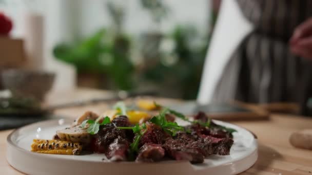 Closeup Slowmo Chef Méconnaissable Décorer Steak Bœuf Moyen Avec Des — Video
