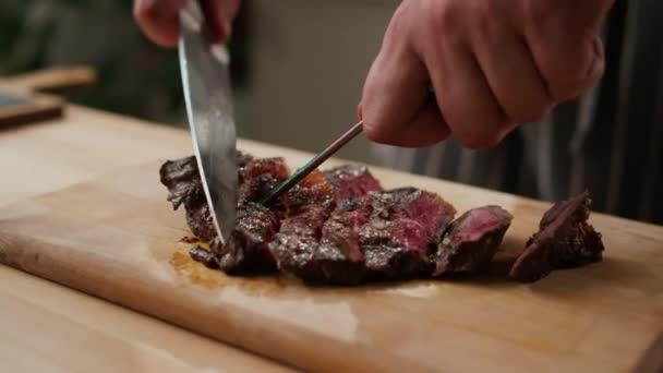 Gros Plan Chef Méconnaissable Coupant Steak Juteux Viande Rouge Moyenne — Video
