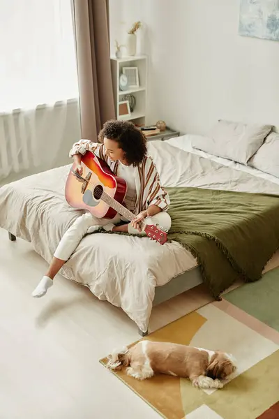 Retrato Alto Ângulo Arejado Mulher Jovem Tocando Guitarra Acústica Cama — Fotografia de Stock