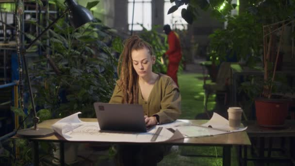 Середній Знімок Молодої Кавказької Жінки Дредлоками Сидять Столом Використовують Ноутбук — стокове відео