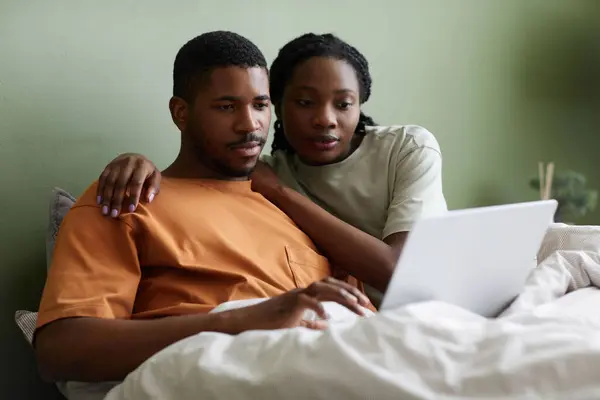 Afroamerikanska Unga Par Tittar Film Laptop Medan Vilar Sängen Sovrummet — Stockfoto
