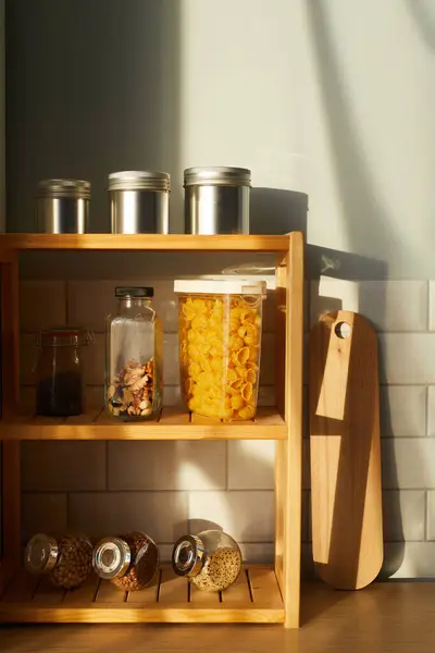 Vertikale Abbildung Von Regalen Mit Behältern Mit Getreide Der Küche — Stockfoto