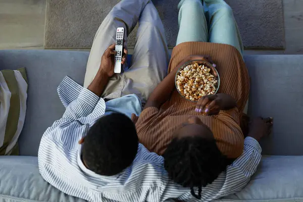 Вид Афроамериканской Пары Сидящей Диване Смотрящей Телевизор Попкорном — стоковое фото