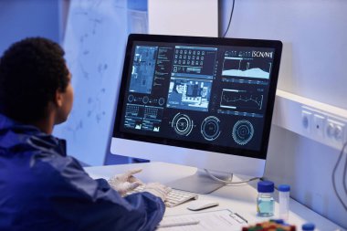 Laboratuvarda araştırma yaparken, bilgisayar kullanarak, uzayı kopyalayarak, çalışanı kapat