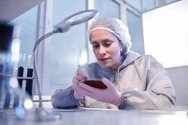 Kobieta Naukowiec Gospodarstwa Płytki Petriego Podczas Prowadzenia Badań Biologicznych Laboratorium — Zdjęcie stockowe