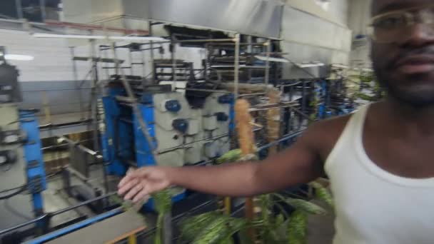 Beyaz Fanila Giyen Genç Afrikalı Amerikalı Adamın Bilgisayarı Görüntüsü Yerinden — Stok video
