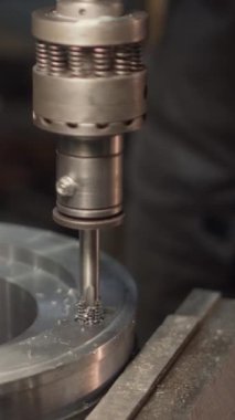 Dikey olarak hiç kimse CNC değirmen makinesini kontrol eden tanınmayan metal fabrikası işçisine yaklaşamaz.
