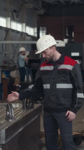 Colpo Verticale Medio Caposquadra Caucasico Cappello Duro Abbigliamento Lavoro Guardando — Video Stock