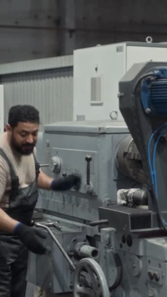 Vertikalt Vidsträckt Bild Mellanösterns Fabriksarbetare Som Lär Nyanställda Att Driva — Stockvideo